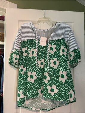 Sage Vell top nwt size 2 xl Green & White Floral Mixed-Print